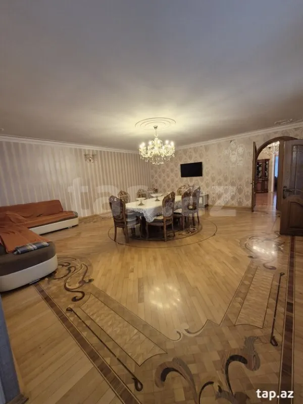 Satılır 8 otaqlı həyət evi