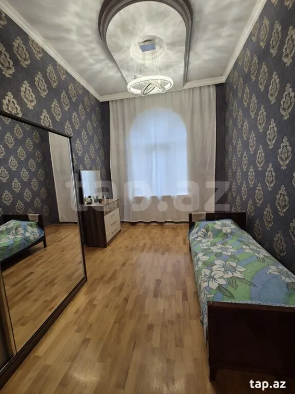 Satılır 8 otaqlı həyət evi