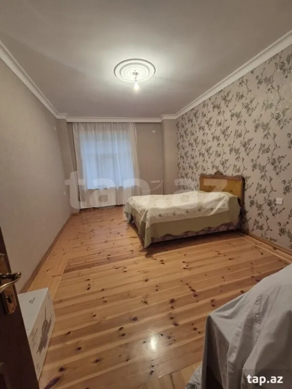 Satılır 8 otaqlı həyət evi