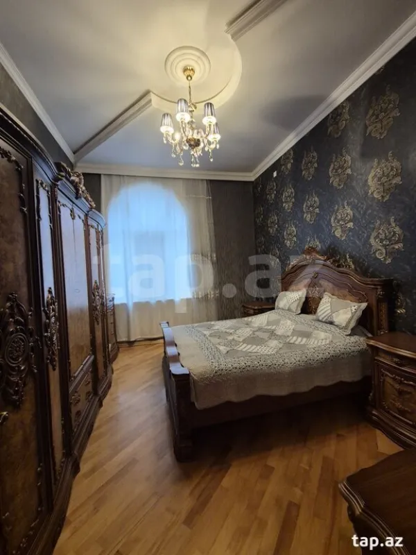 Satılır 8 otaqlı həyət evi