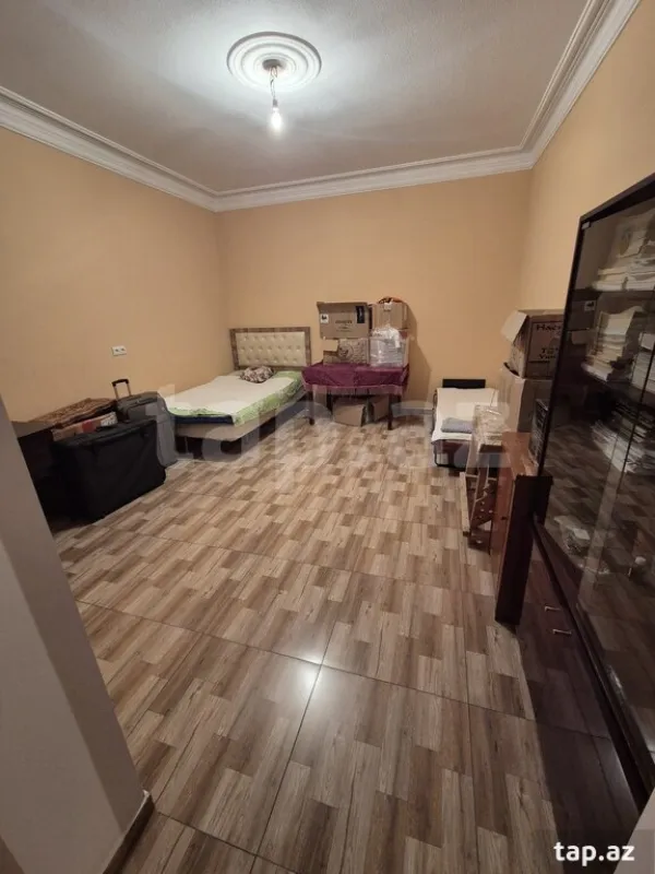 Satılır 8 otaqlı həyət evi