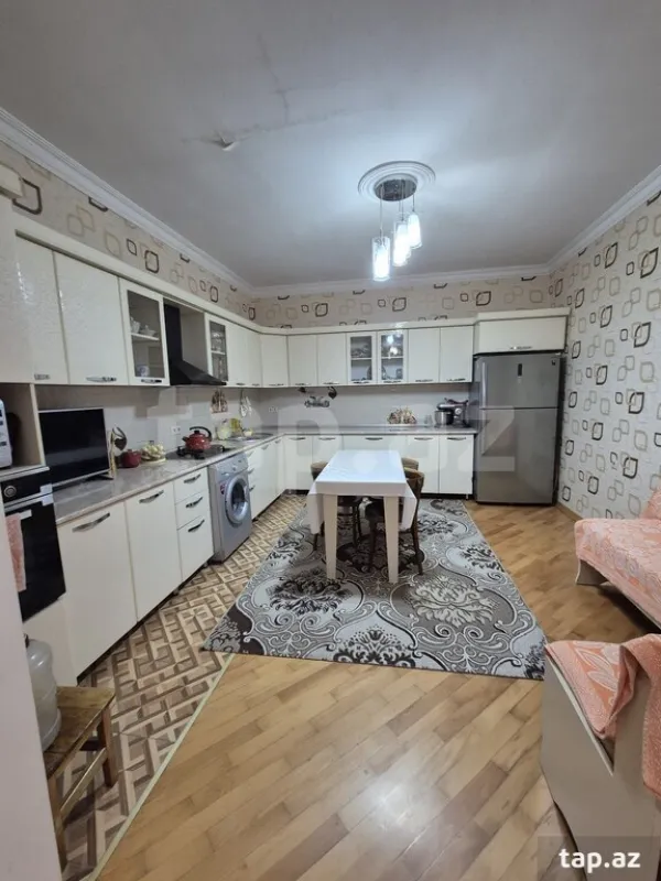 Satılır 8 otaqlı həyət evi