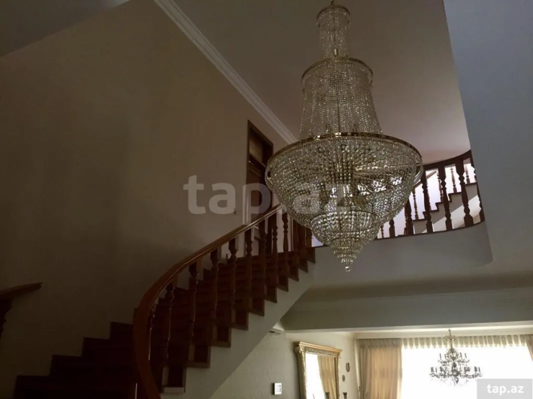 Satılır 8 otaqlı həyət evi