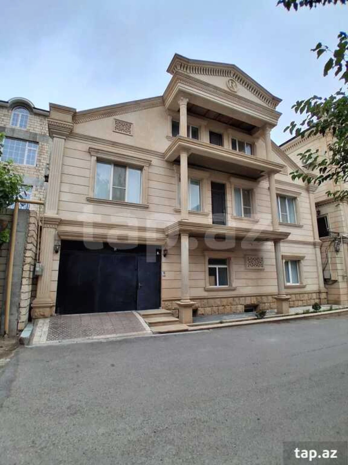 Satılır 8 otaqlı həyət evi