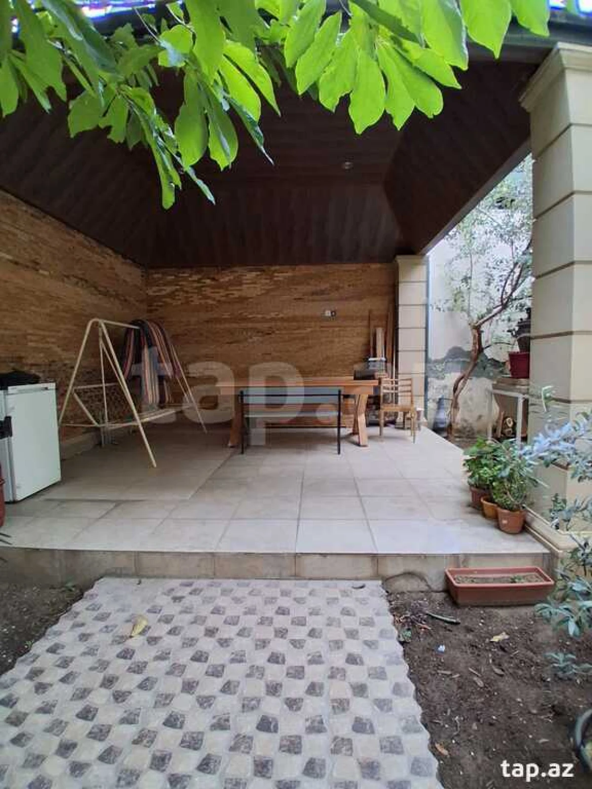 Satılır 8 otaqlı həyət evi