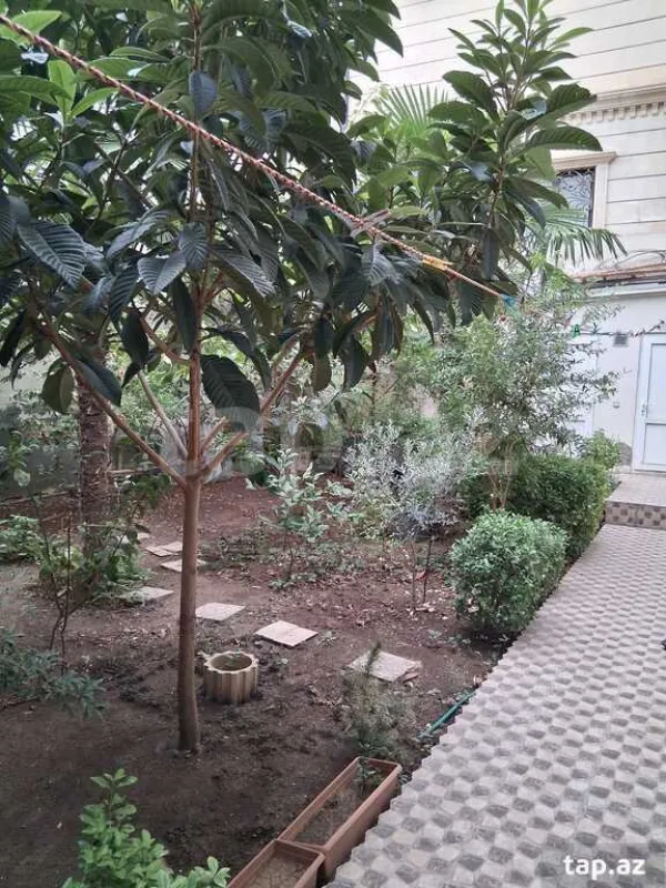 Satılır 8 otaqlı həyət evi
