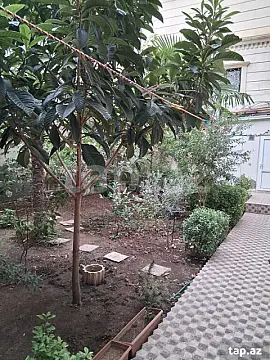 Satılır 8 otaqlı həyət evi