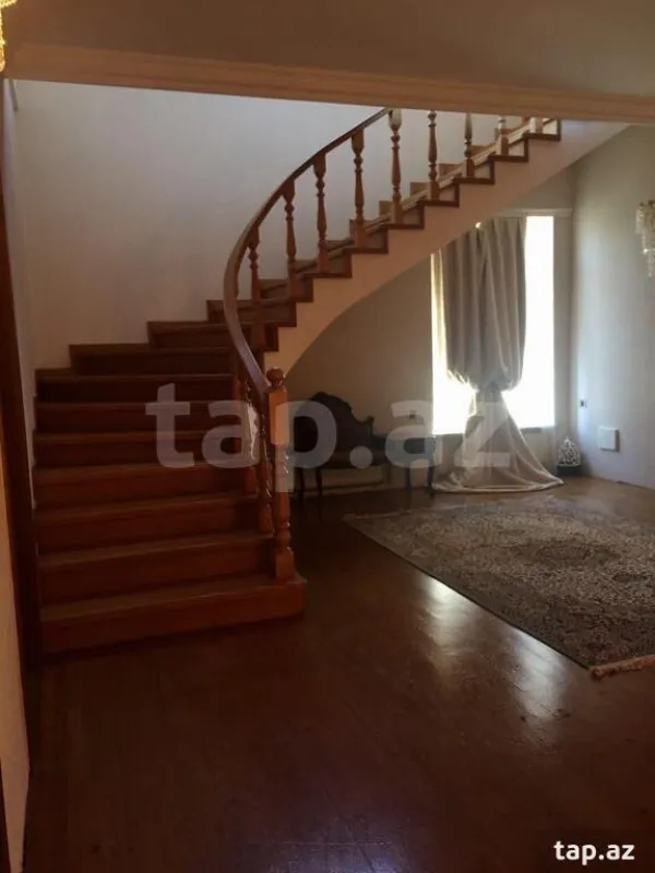 Satılır 8 otaqlı həyət evi