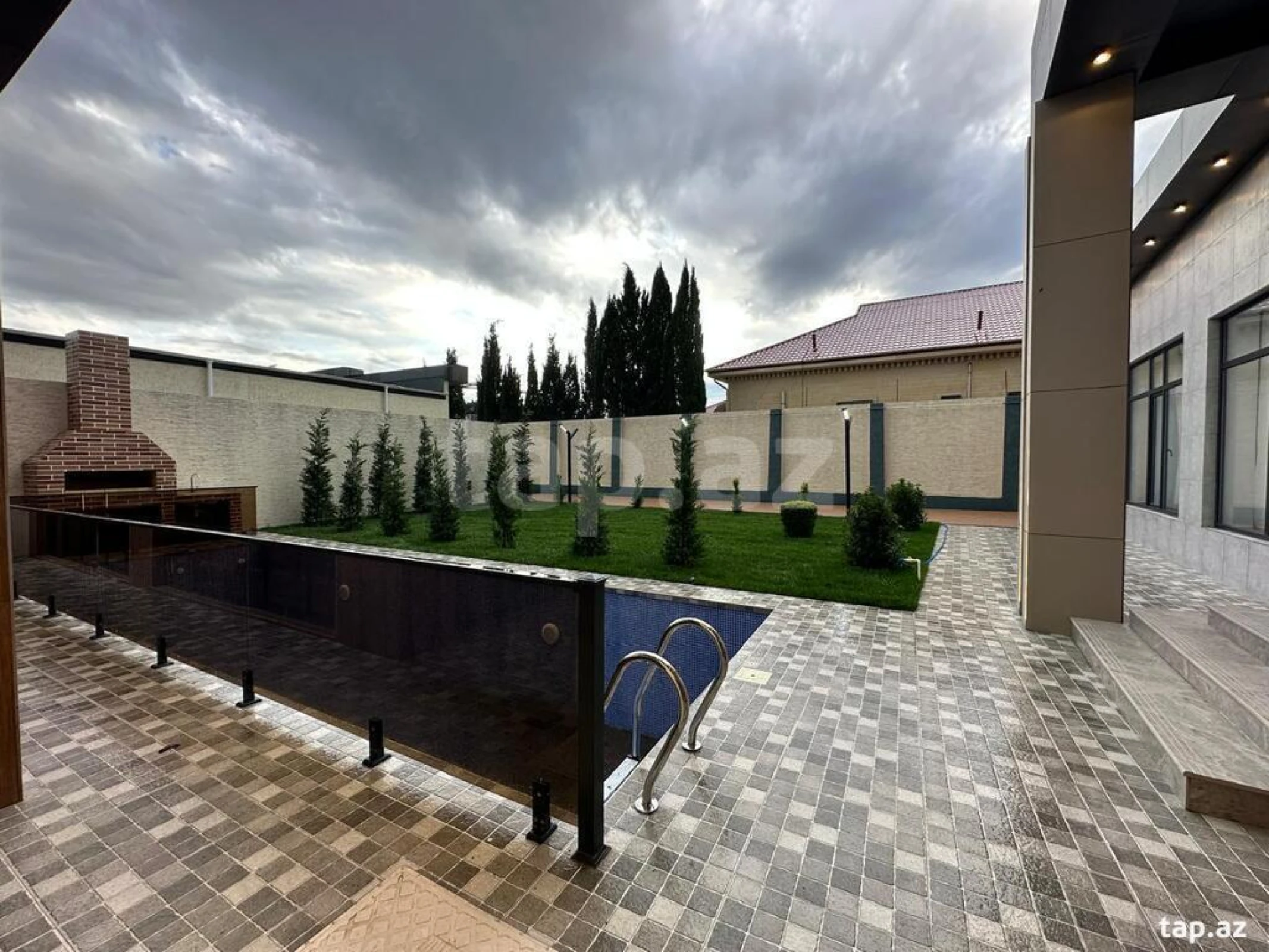 Satılır 5 otaqlı həyət evi