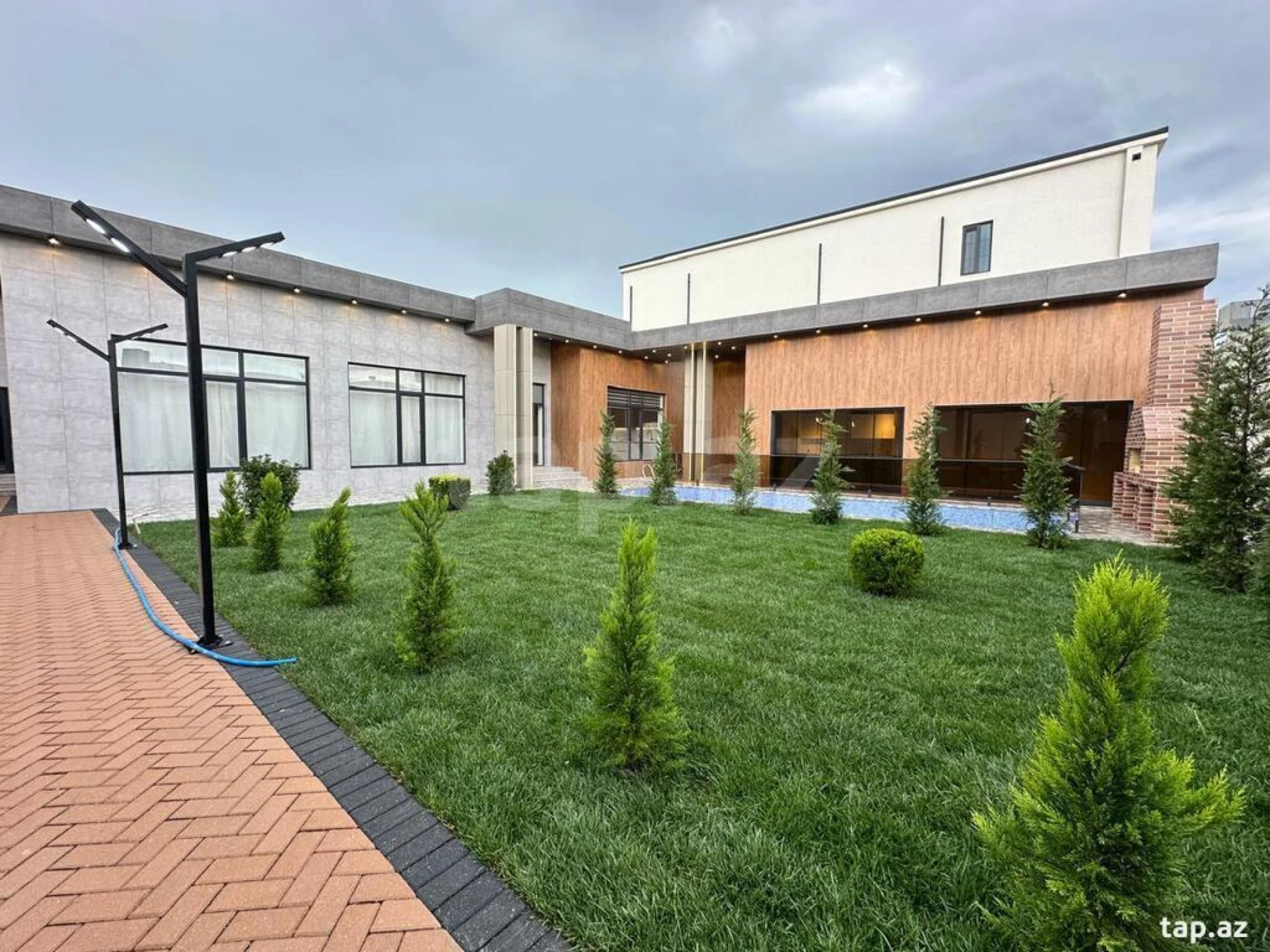 Satılır 5 otaqlı həyət evi