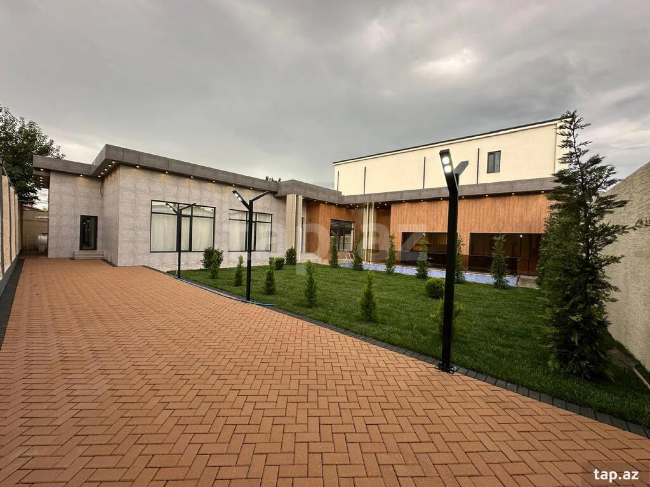 Satılır 5 otaqlı həyət evi