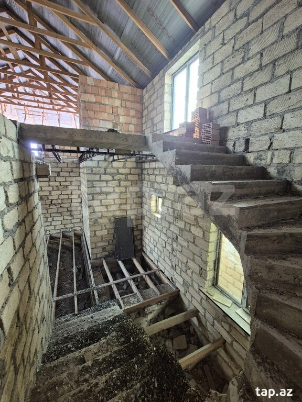 Satılır 5 otaqlı həyət evi