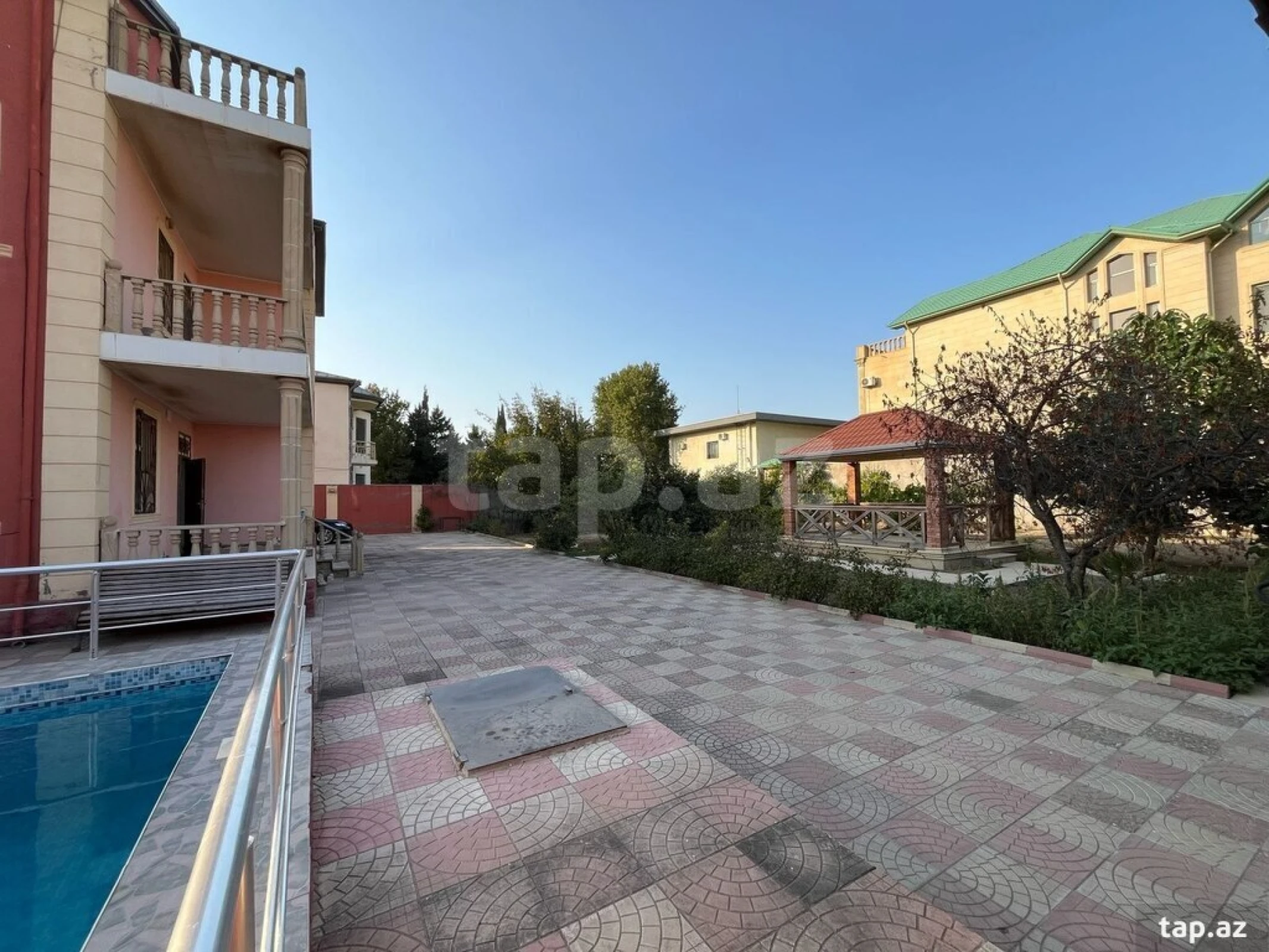 Satılır 7 otaqlı həyət evi