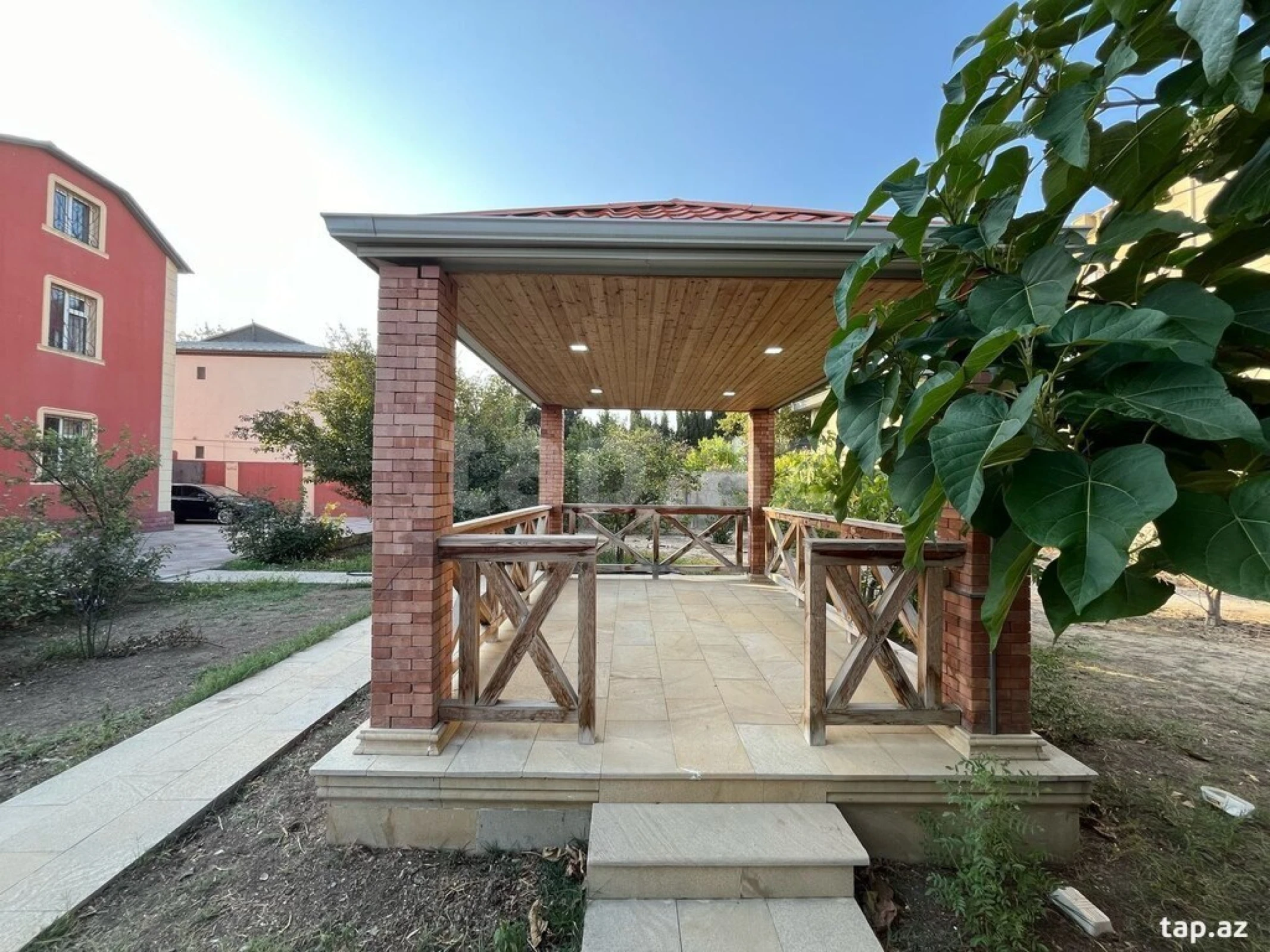 Satılır 7 otaqlı həyət evi