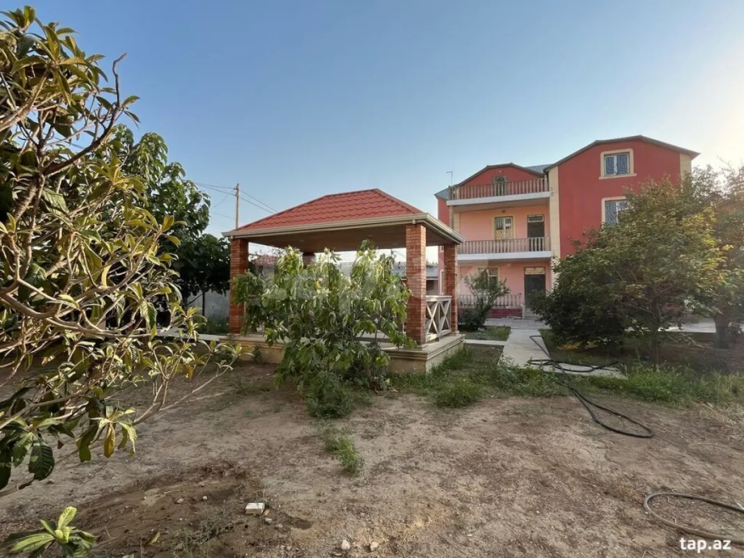Satılır 7 otaqlı həyət evi