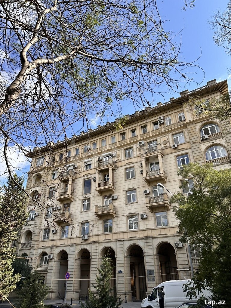 Satılır 4 otaqlı mənzil 130 m²