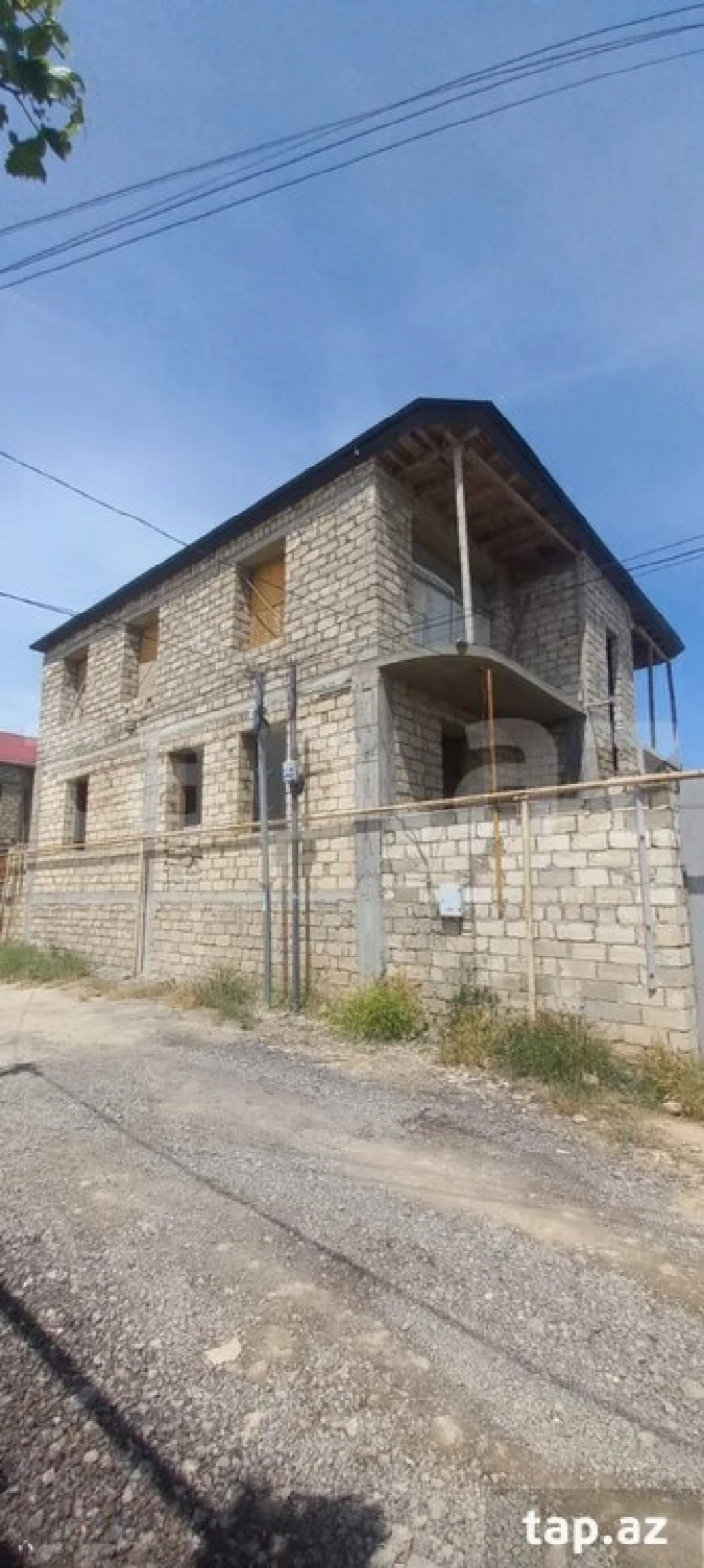 Satılır 8 otaqlı həyət evi