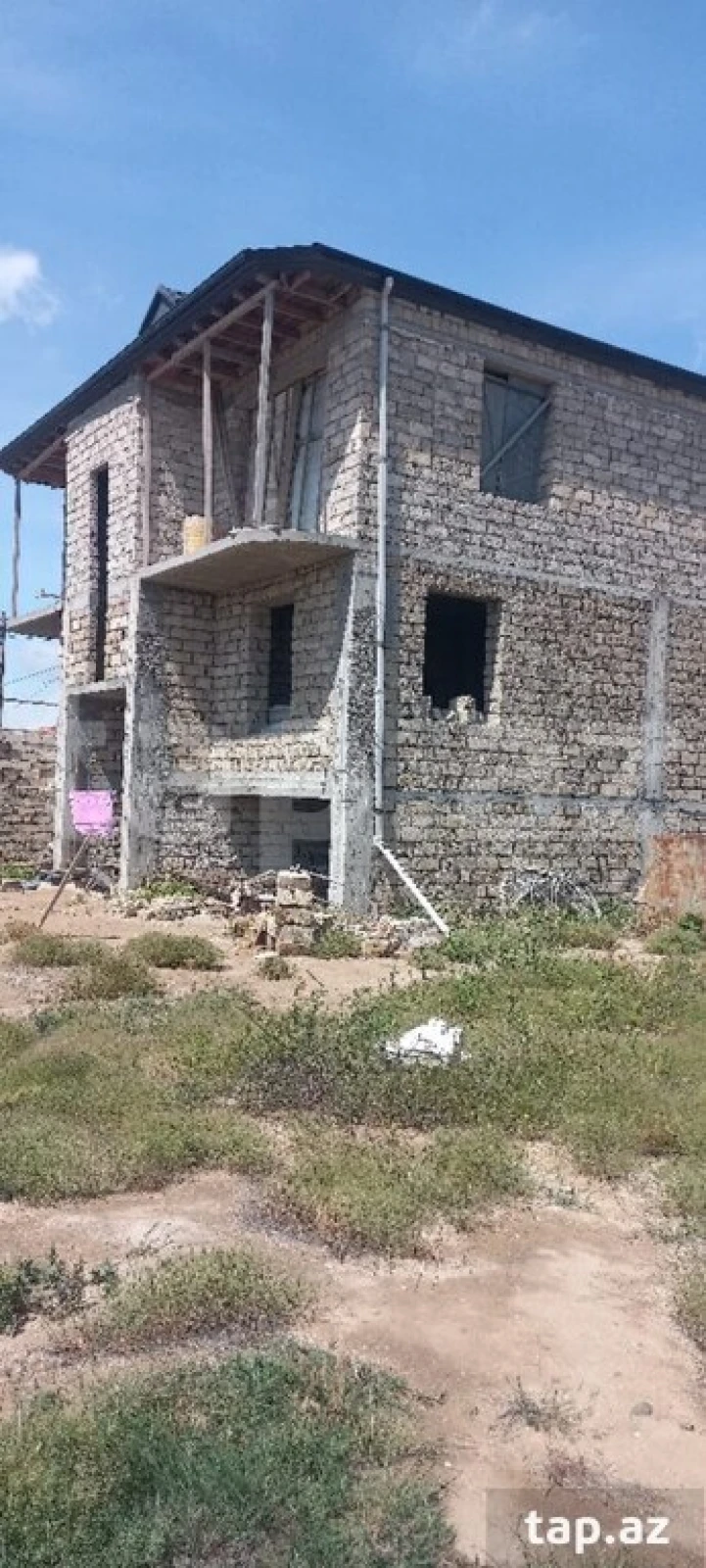 Satılır 8 otaqlı həyət evi