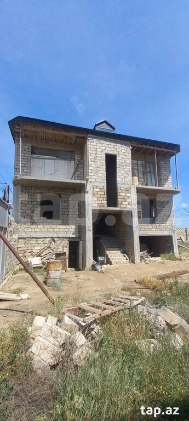 Satılır 8 otaqlı həyət evi