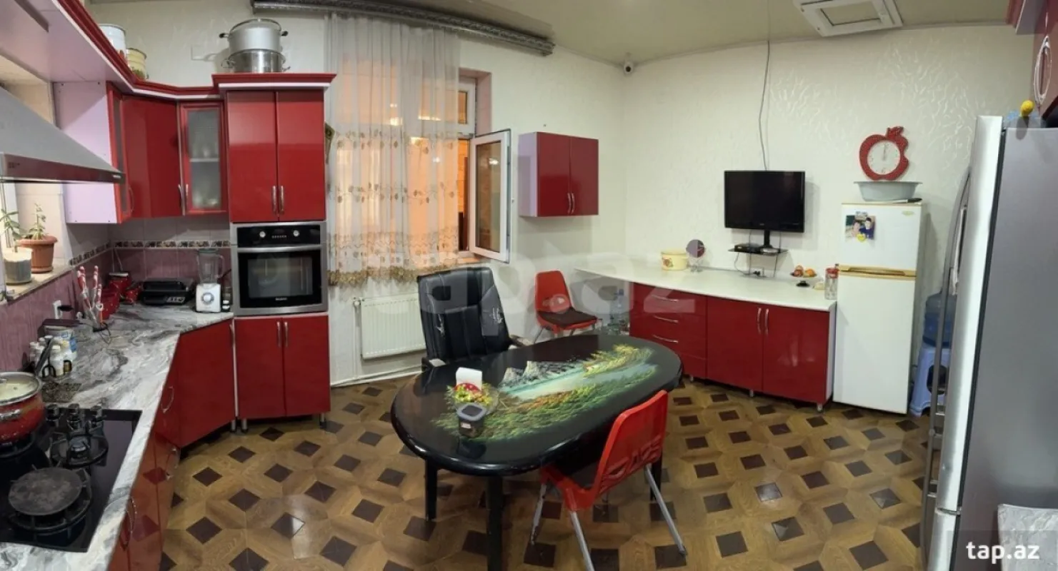 Satılır 8 otaqlı həyət evi