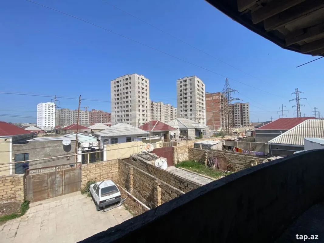 Satılır 8 otaqlı həyət evi