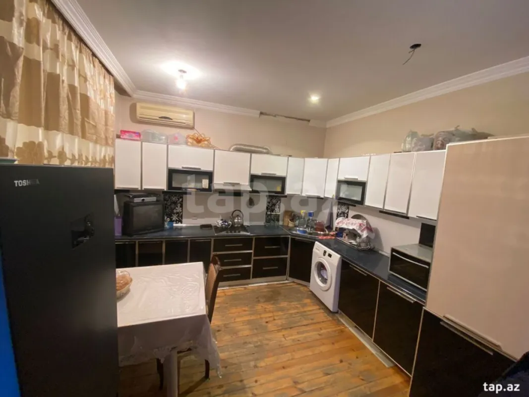 Satılır 8 otaqlı həyət evi