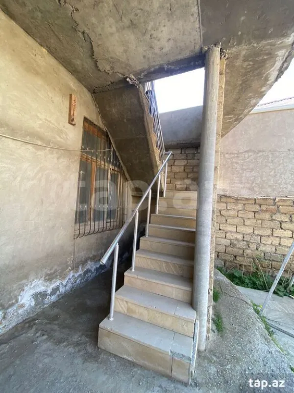 Satılır 8 otaqlı həyət evi