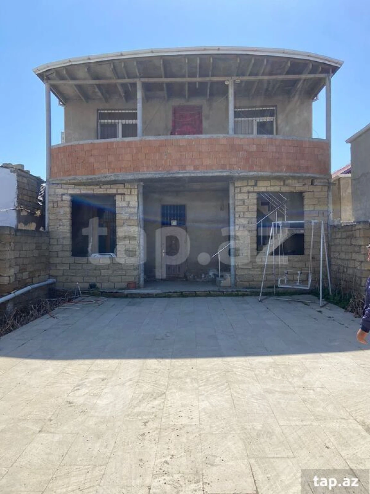 Satılır 8 otaqlı həyət evi