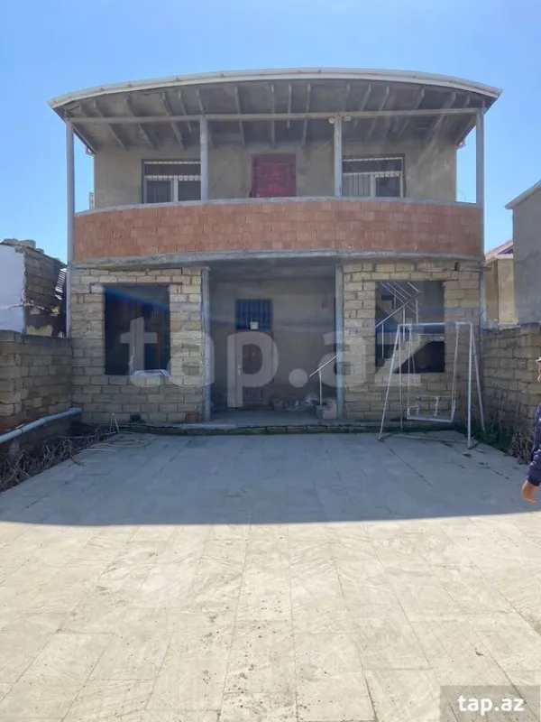 Satılır 8 otaqlı həyət evi