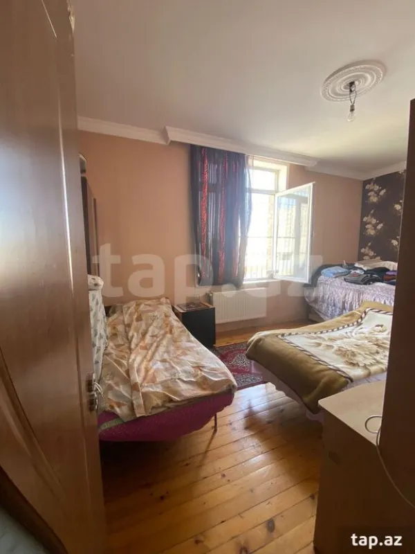 Satılır 8 otaqlı həyət evi