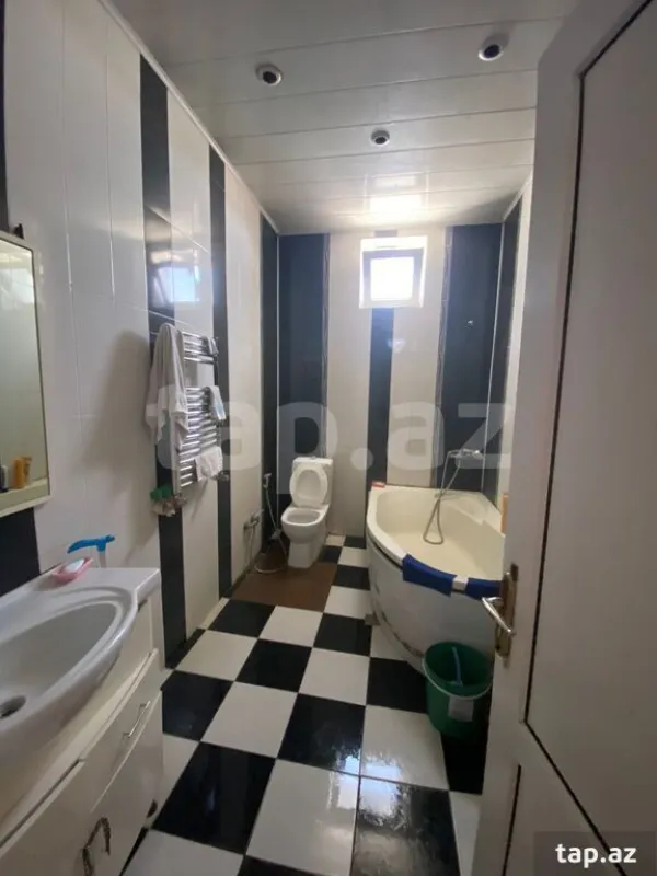 Satılır 8 otaqlı həyət evi