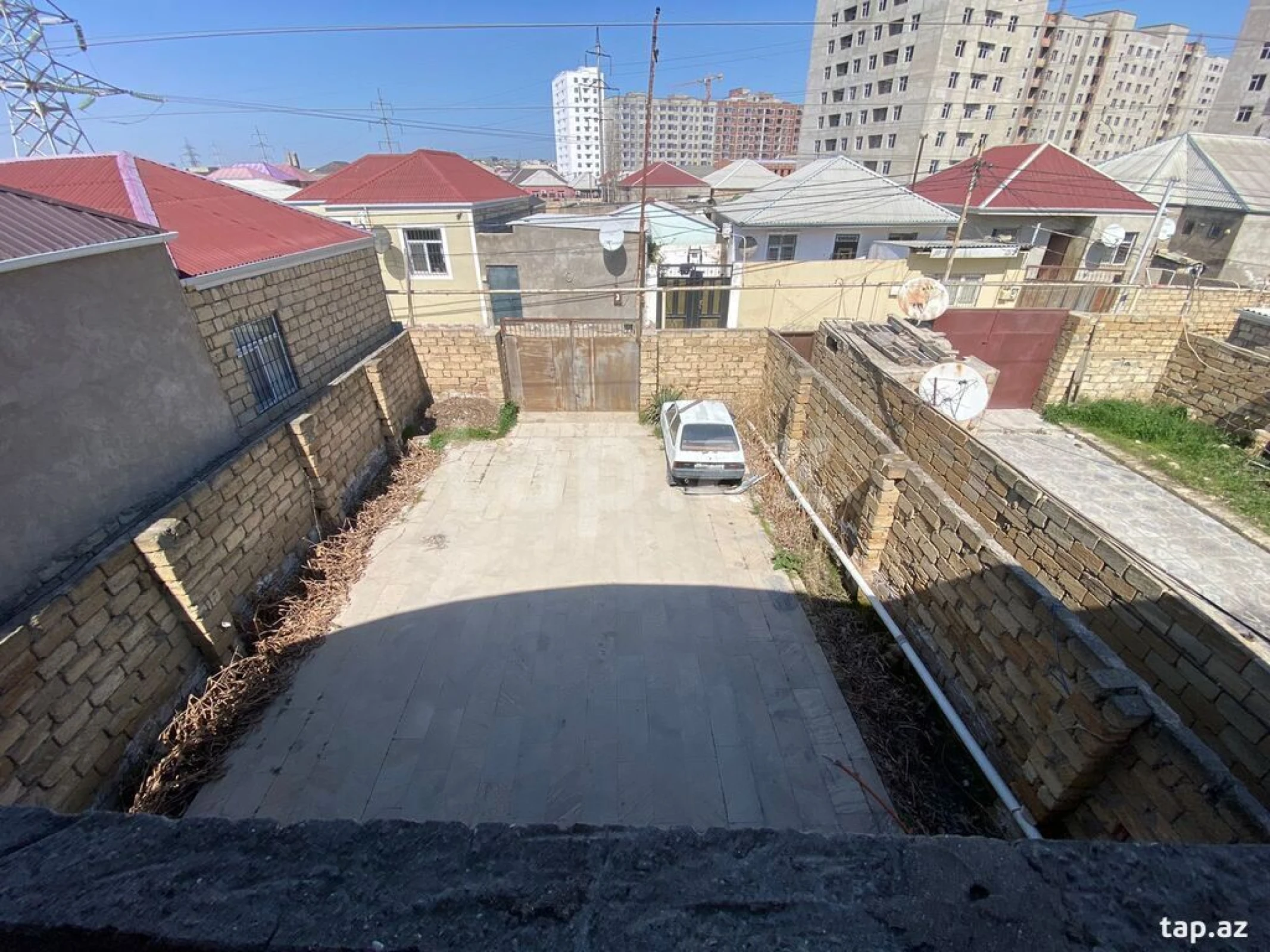 Satılır 8 otaqlı həyət evi