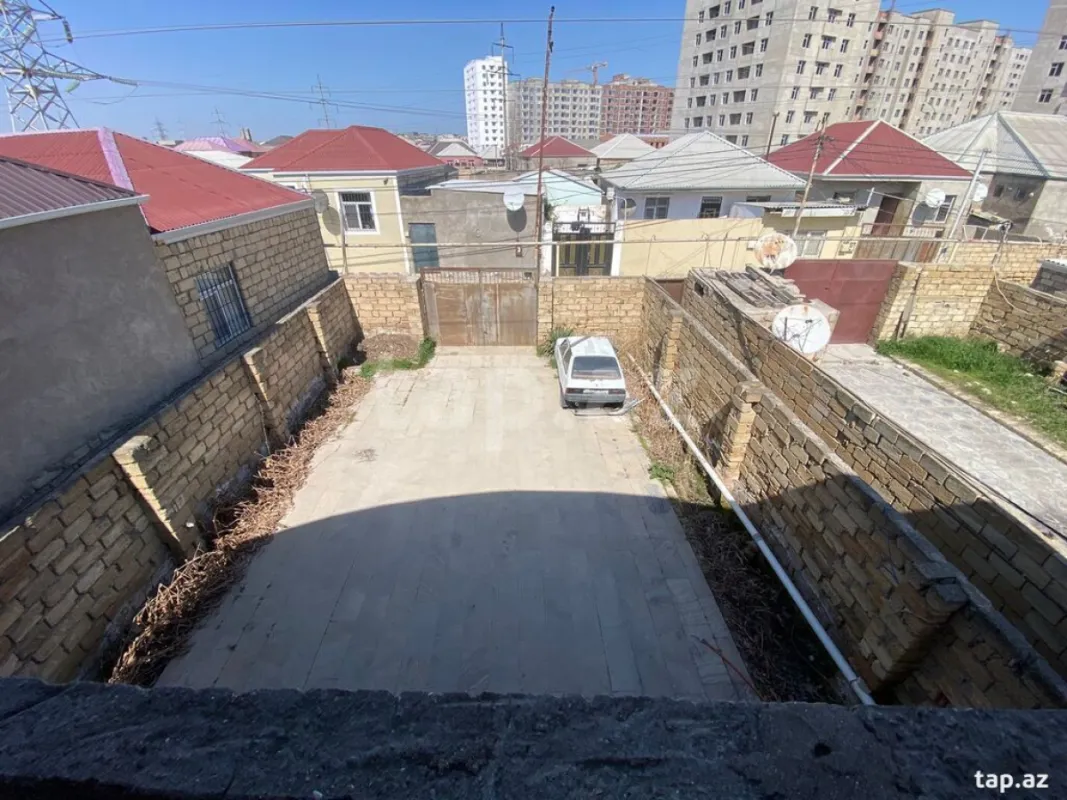 Satılır 8 otaqlı həyət evi