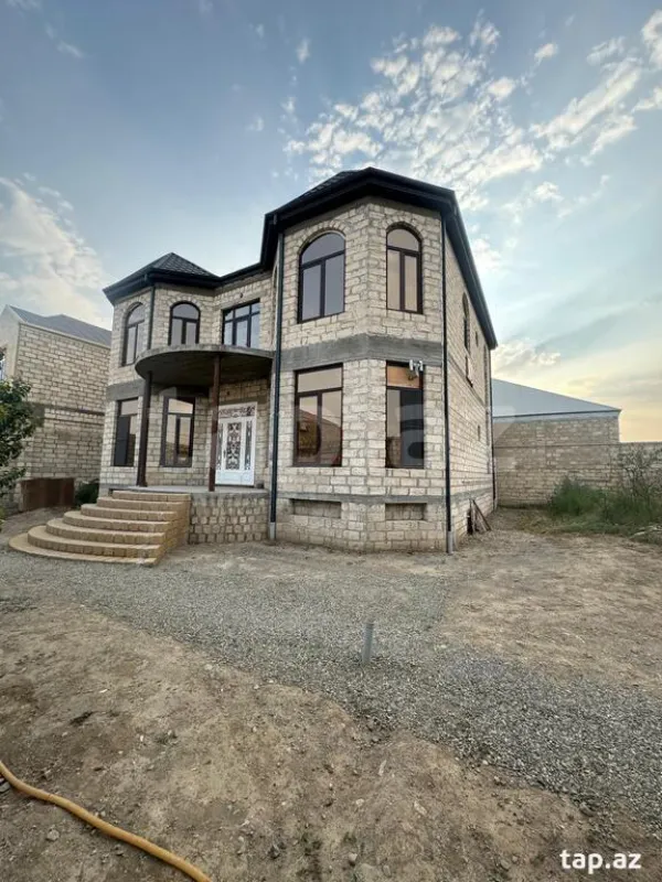 Satılır 7 otaqlı həyət evi