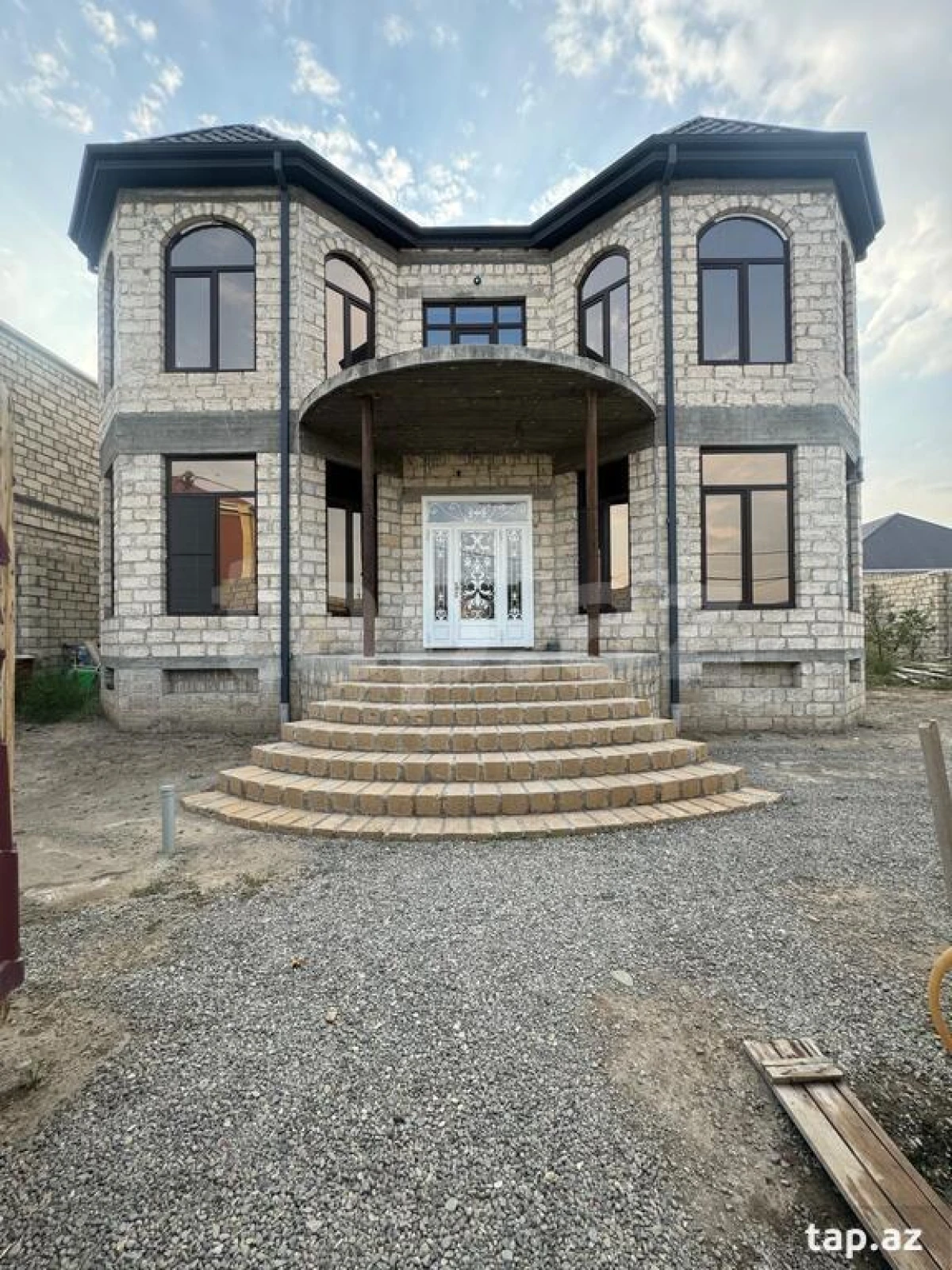 Satılır 7 otaqlı həyət evi
