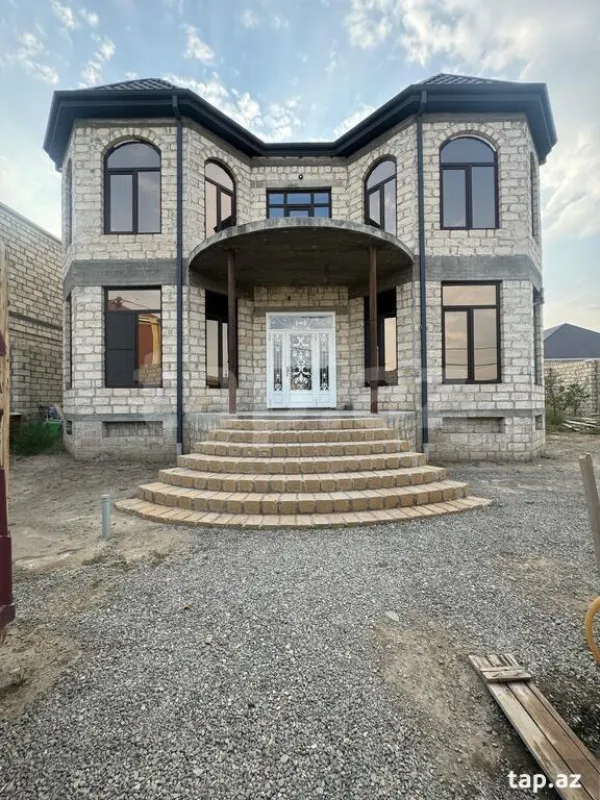 Satılır 7 otaqlı həyət evi