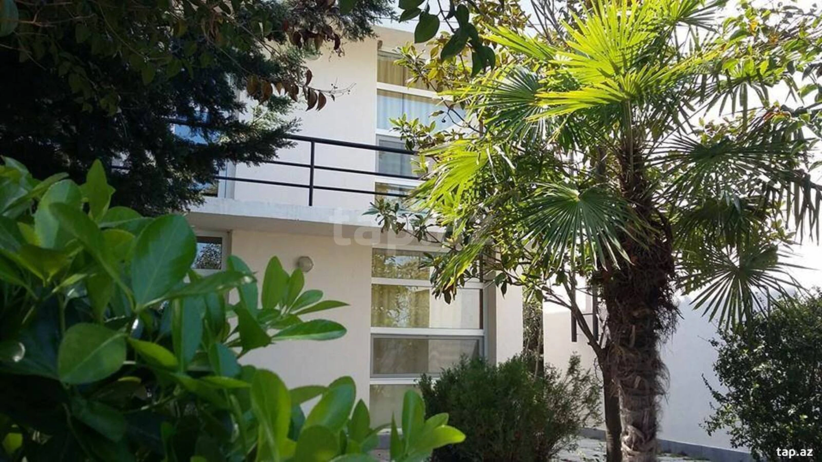 Satılır 10 otaqlı həyət evi