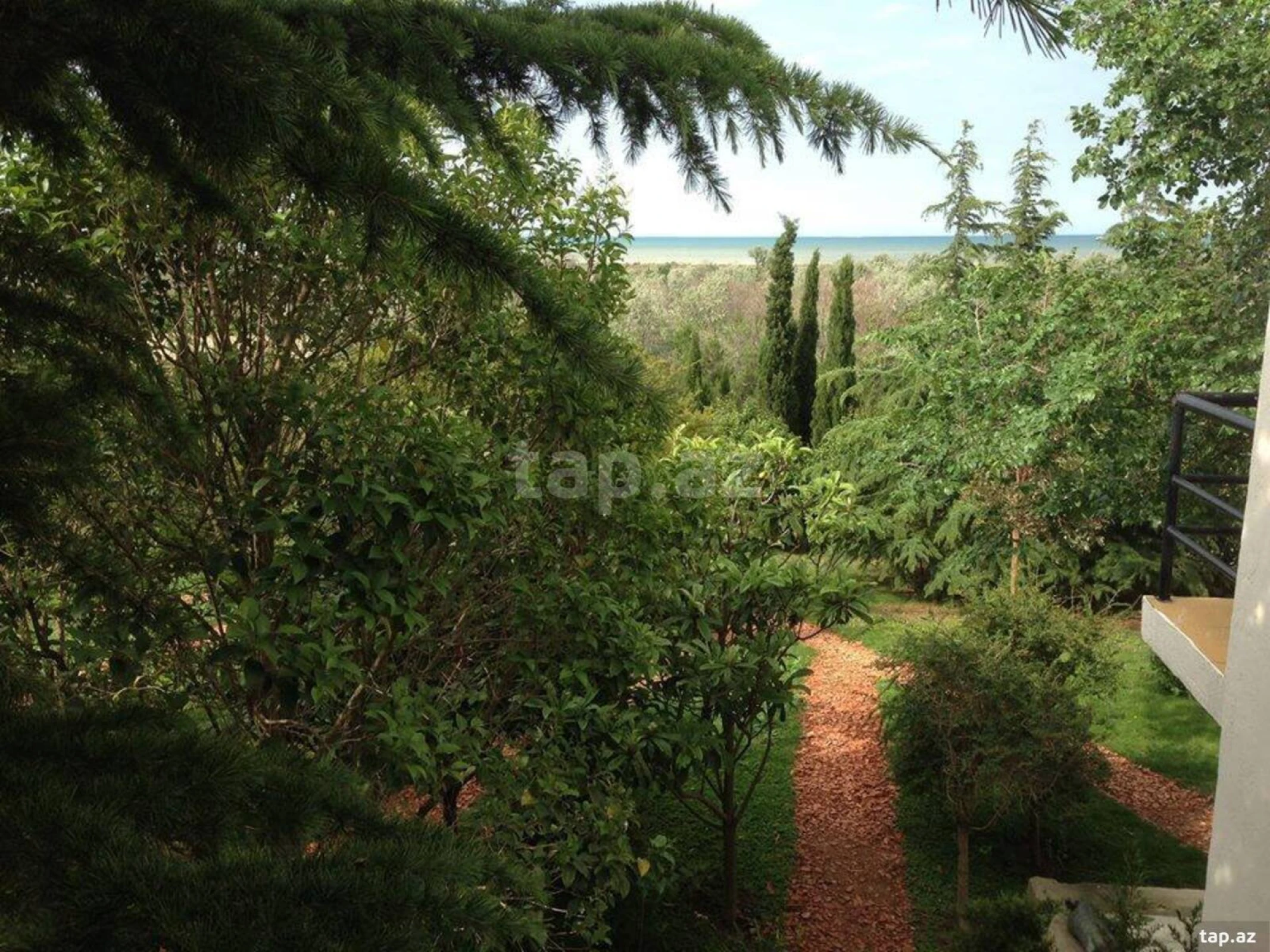 Satılır 10 otaqlı həyət evi