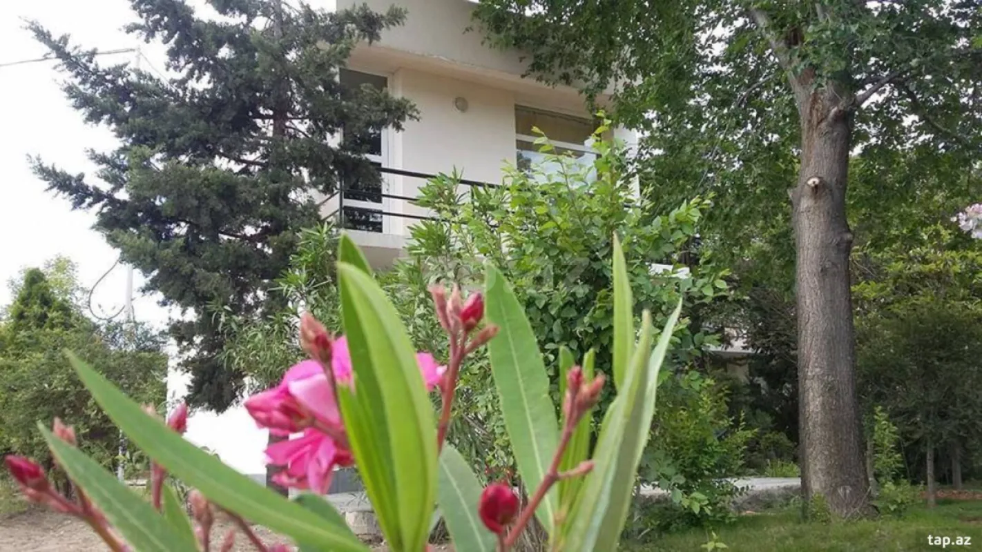 Satılır 10 otaqlı həyət evi