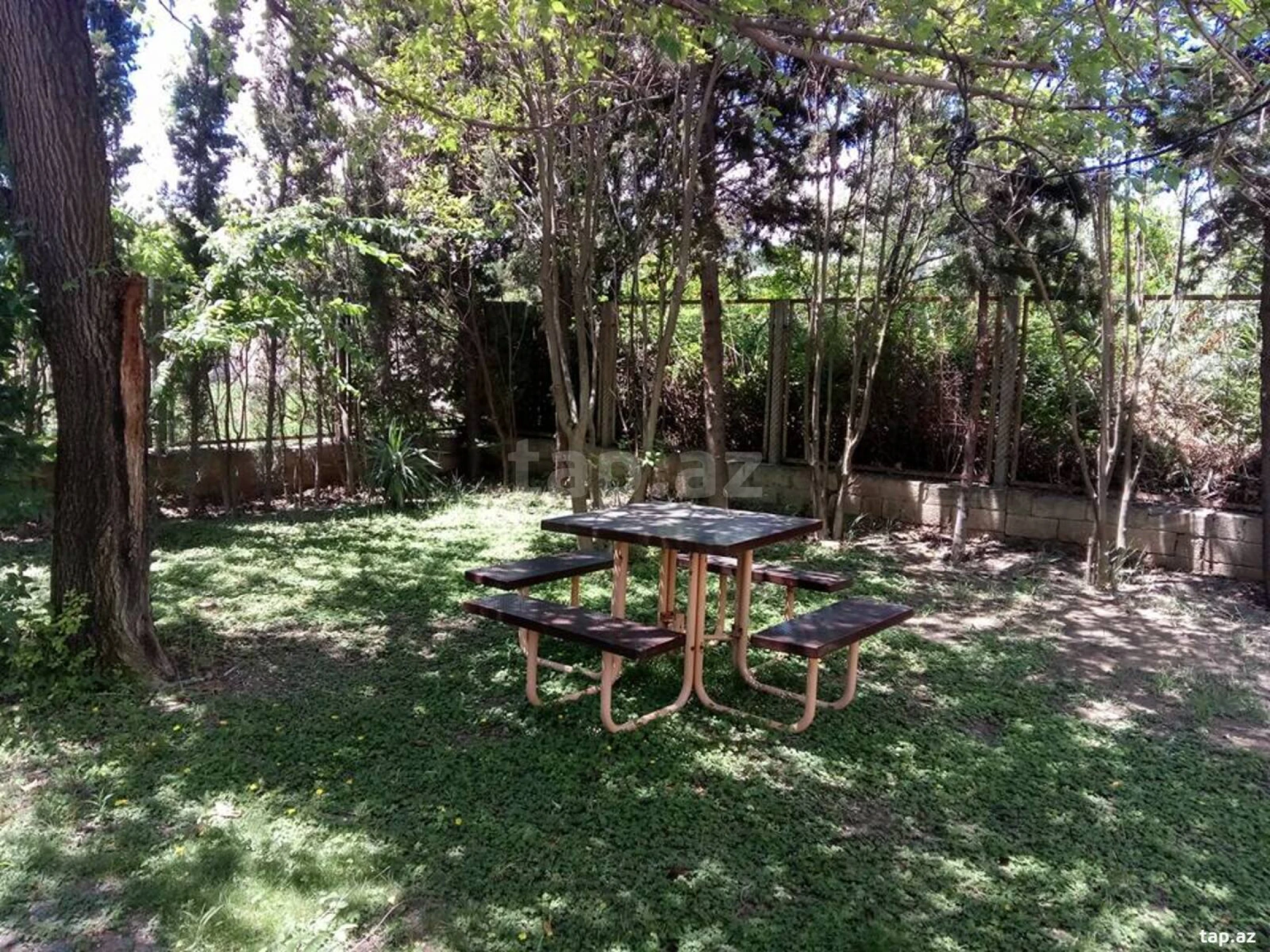 Satılır 10 otaqlı həyət evi