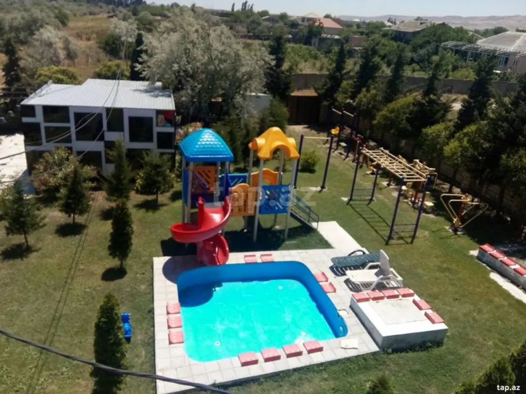 Satılır 10 otaqlı həyət evi