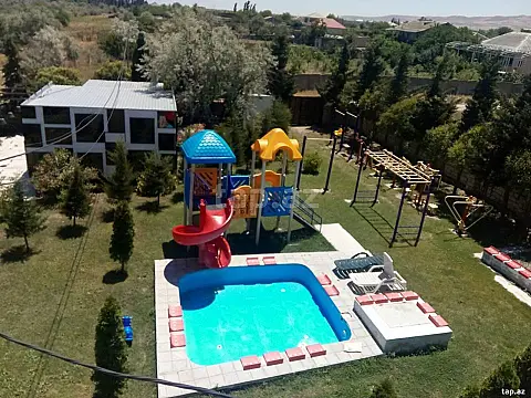 Satılır 10 otaqlı həyət evi