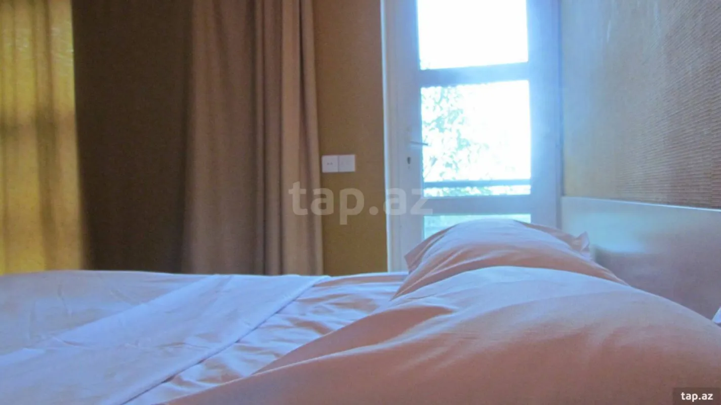 Satılır 10 otaqlı həyət evi