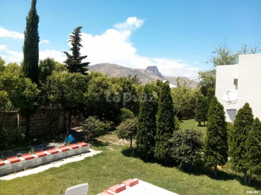Satılır 10 otaqlı həyət evi