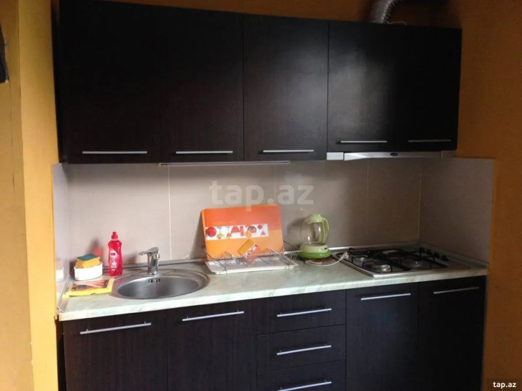 Satılır 10 otaqlı həyət evi