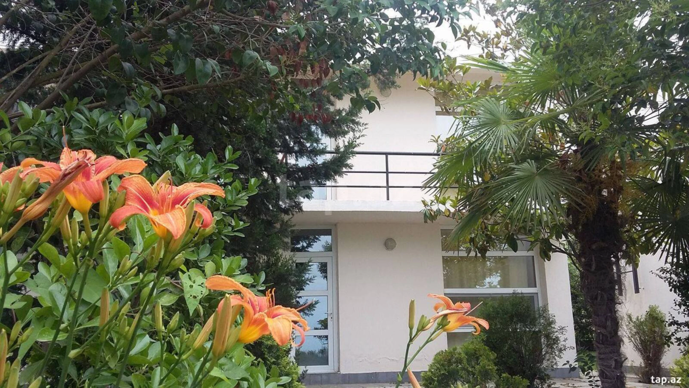 Satılır 10 otaqlı həyət evi