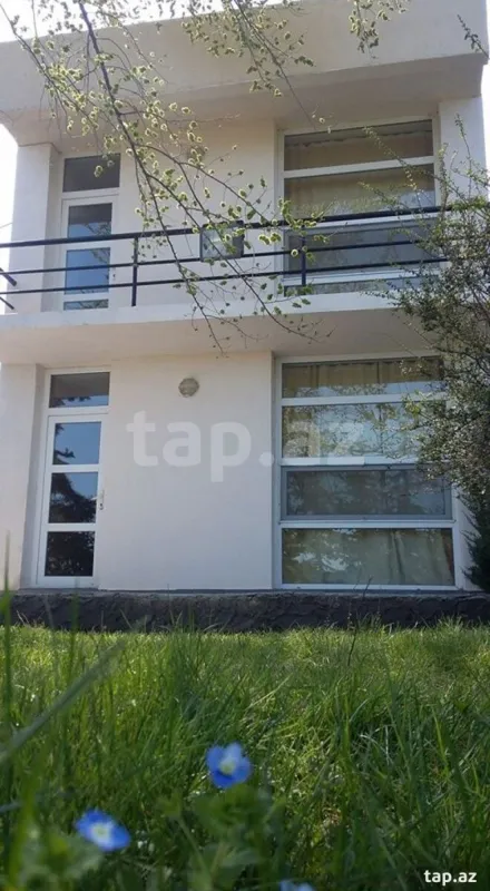 Satılır 10 otaqlı həyət evi