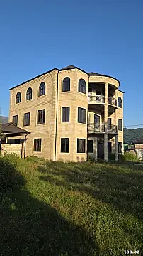 Satılır 10 otaqlı həyət evi 650 m² — Balakən 10 otaq 650.00 m²