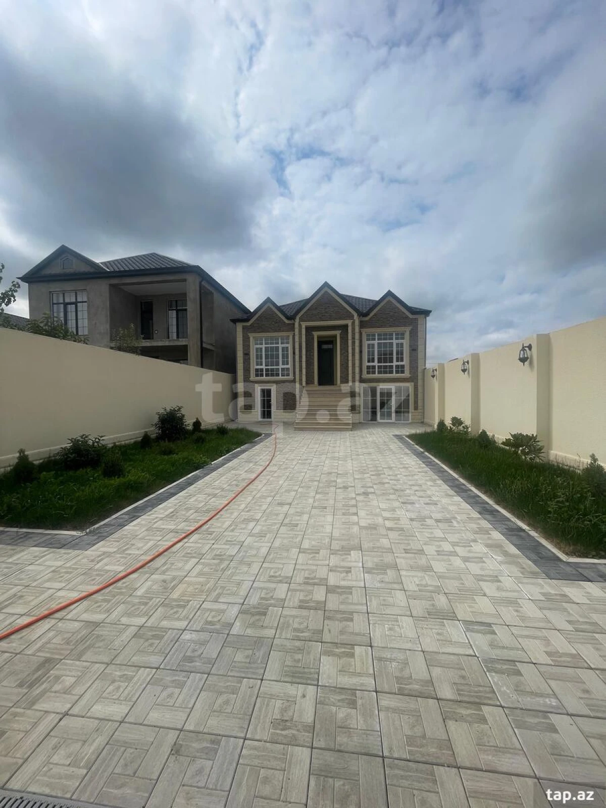 Satılır 4 otaqlı həyət evi