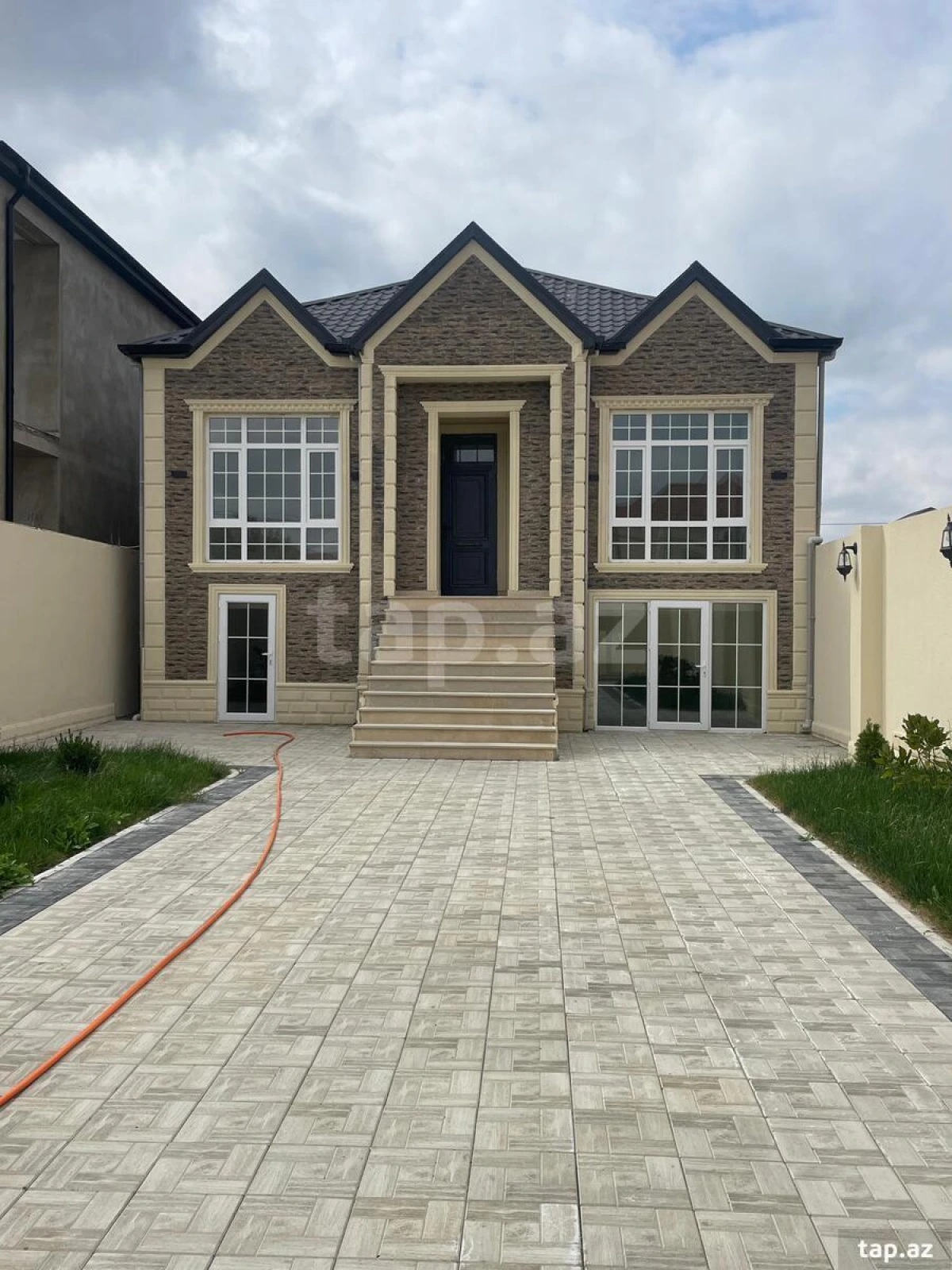 Satılır 4 otaqlı həyət evi